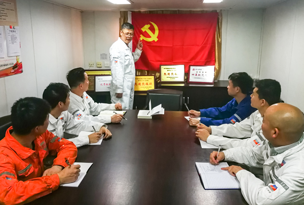 4月20日，浙能集團(tuán)所屬寧波海運(yùn)“明州76”輪黨小組組織開(kāi)展面向船舶黨團(tuán)員和群眾的黨史主題政治宣講。 屠添榮 攝x.jpg