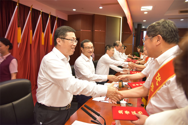 集團黨委向受表彰的集團“兩優一先”代表表示祝賀。 祝益軍 攝.jpg